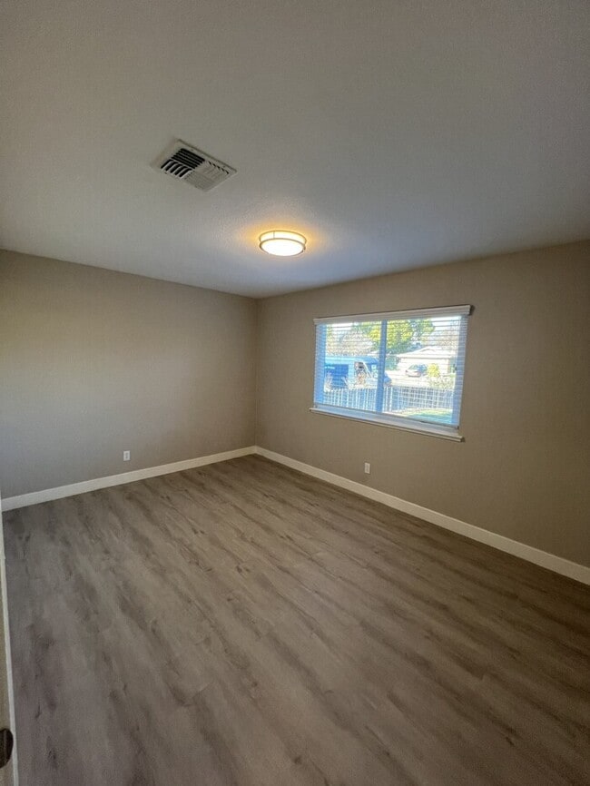 Building Photo - 5535 Skyridge Dr