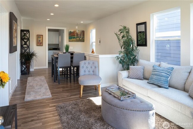 Building Photo - Roomy Updated Columbia City Home for Lease