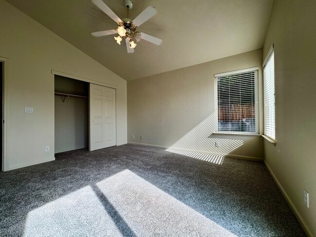 Building Photo - Beautiful 3 Bedroom 2 Bathroom Single Stor...