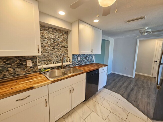 Building Photo - Annual Unfurnished 3 Bedroom 2 Bathroom Si...