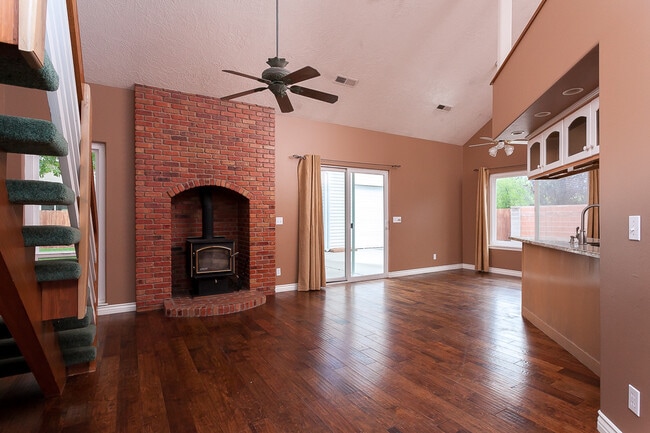 Building Photo - Pet-friendly home in downtown Hurricane
