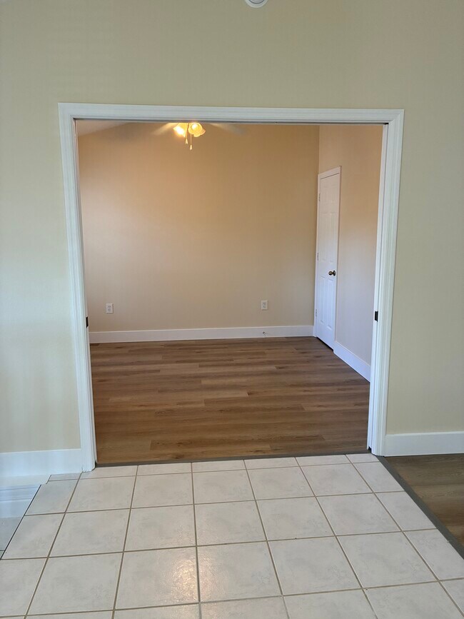 Building Photo - 4250 Players Pl