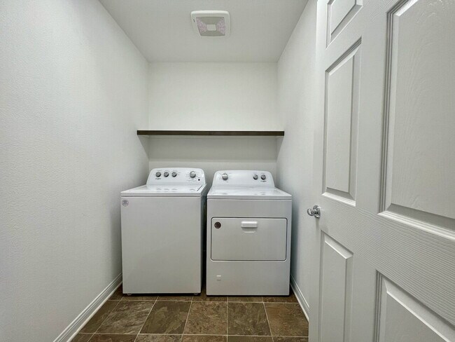 Building Photo - BEAUTIFUL 5 BED 3.5 BATH 3 FLOORS 2 CAR GARAGE SINGLE FAMILY HOME W/ LARGE LOFT & BACKYARD FOR RENT!