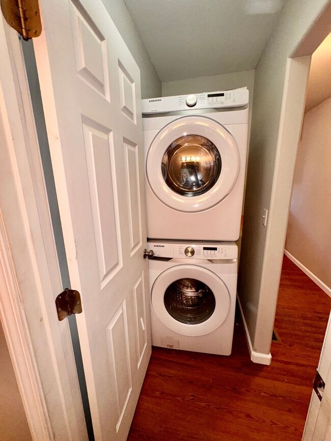 Building Photo - Beautiful Townhouse Condo Home with heated...