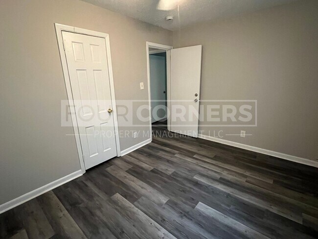 Building Photo - Spacious 3 Bedroom 1.5 Bath House