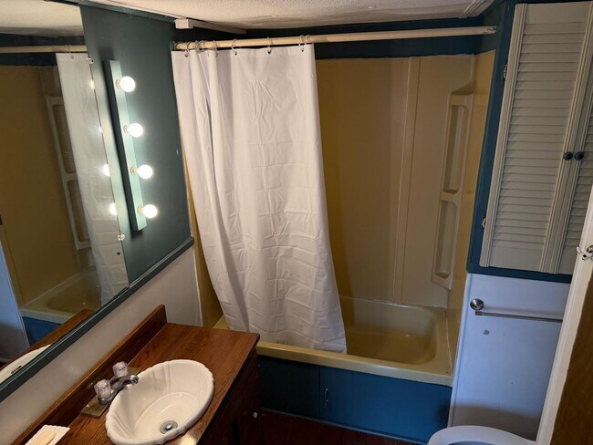 Building Photo - AVAILABLE NOW!