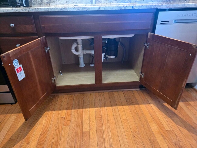 Building Photo - Spacious 4-Bedroom Home for Rent in Kings ...