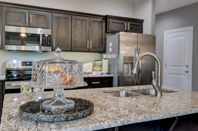 Building Photo - New Unit now available for lease! Modern 2...