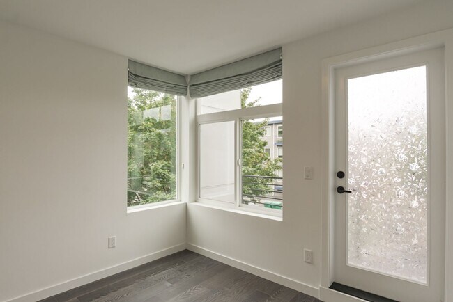 Building Photo - 2Bd/1.75Ba Seattle Townhome