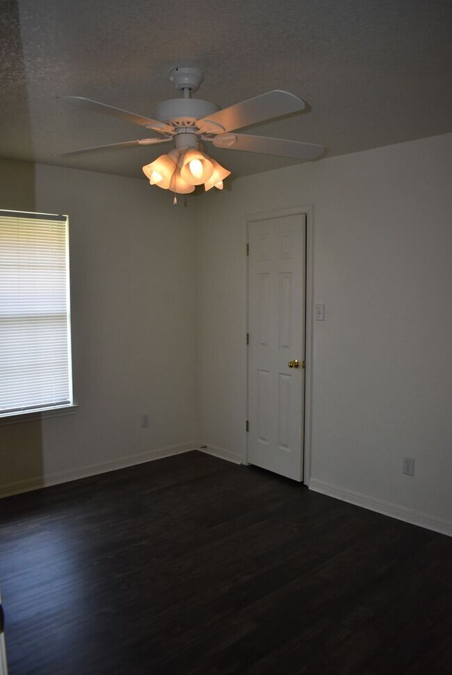 Building Photo - 910 Rebecca Ln