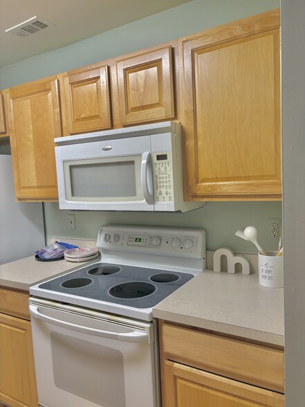 Building Photo - 46227 Baldwin Dr