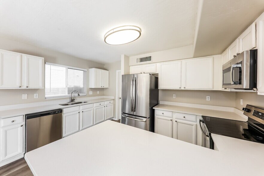 Building Photo - 14837 W Columbine Dr