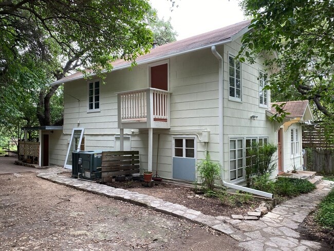 Building Photo - Classic South Austin
