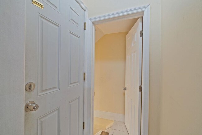 Building Photo - 337 Summit Ave