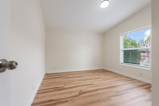 Building Photo - 6422 SE 144th Ln