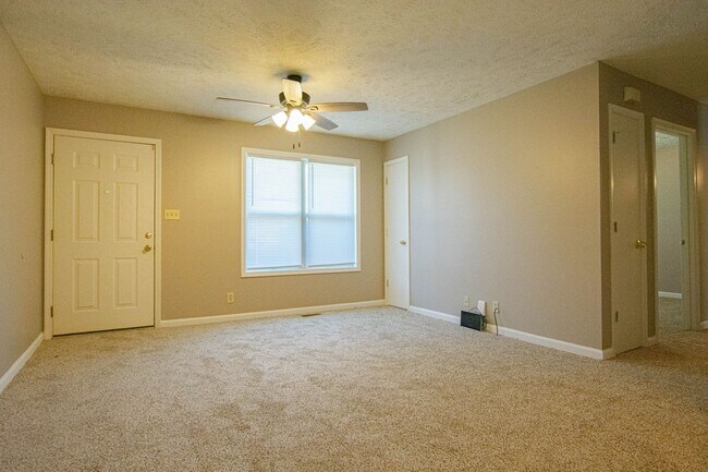 Building Photo - Three Bedroom on Tree Line Lot!