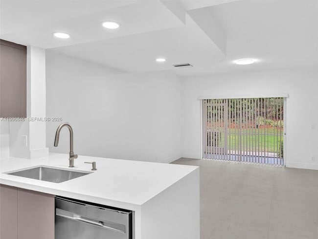 Building Photo - 8 Key W Ct