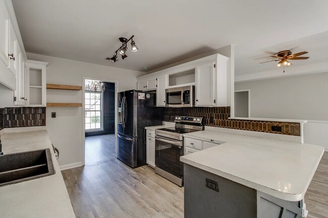 Building Photo - 402 Plantation Pointe Dr