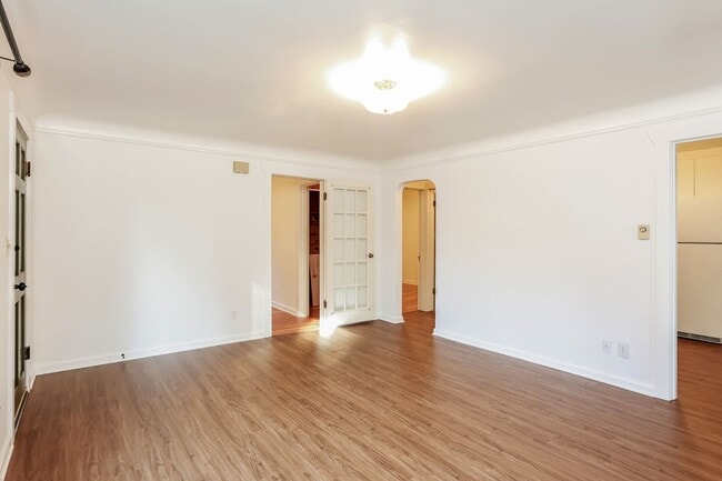 Building Photo - Charming 2 bed, 1 bath beautiful fir hardwood floors minutes to everything.