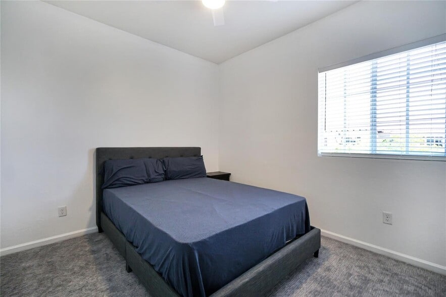 Building Photo - 378 NE 47th Pl