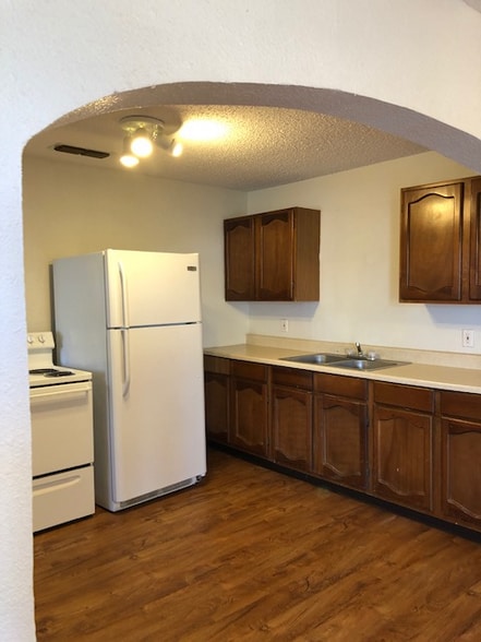 Building Photo - 820 S Avenue A