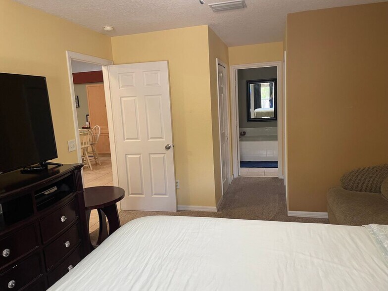 Building Photo - 562 SE Walters Terrace