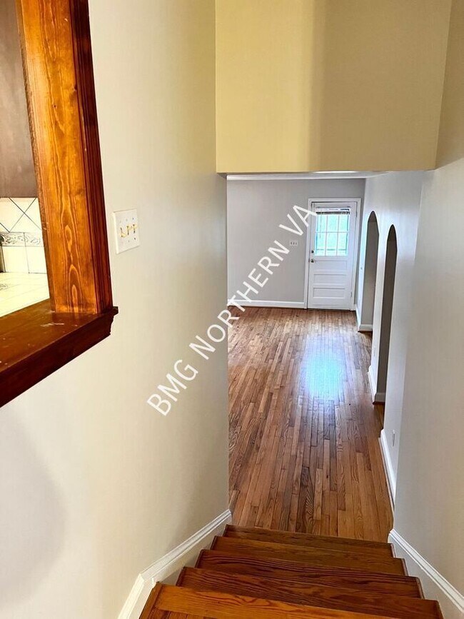 Building Photo - 832 Leigh Mill Rd