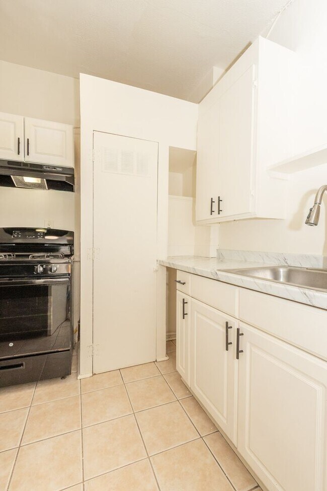 Building Photo - Charming 1-Bed/1-Bath Unit One Block from the Heart of Barrio Logan! $1000 DEPOSIT!
