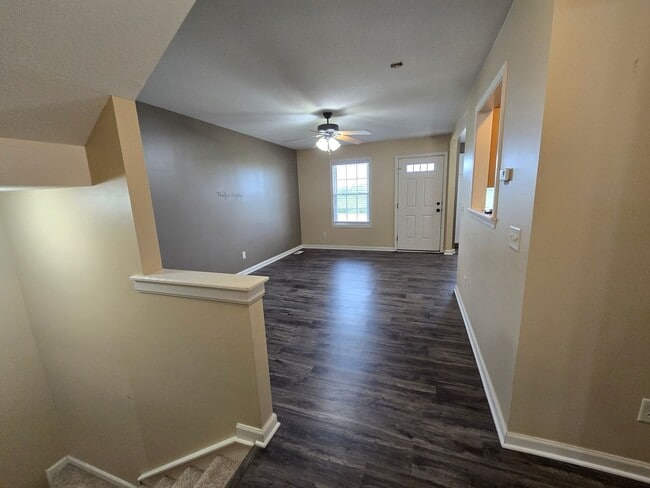 Building Photo - 2 Bedroom Townhome in Normal