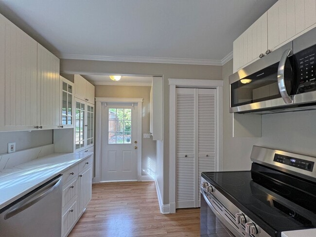 Building Photo - Charming and updated 2 bedroom, 1 bath bun...