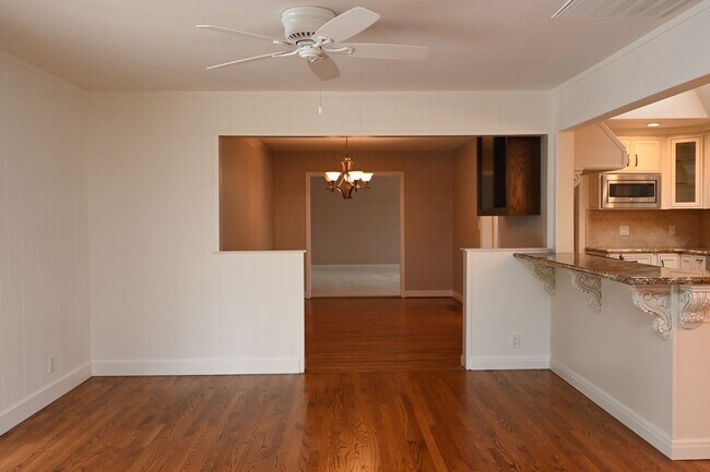 Building Photo - Prime Willow Glen, Just In Time for the Ho...