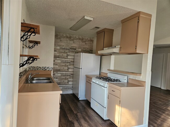 Building Photo - 10810 Parkland Woods Dr