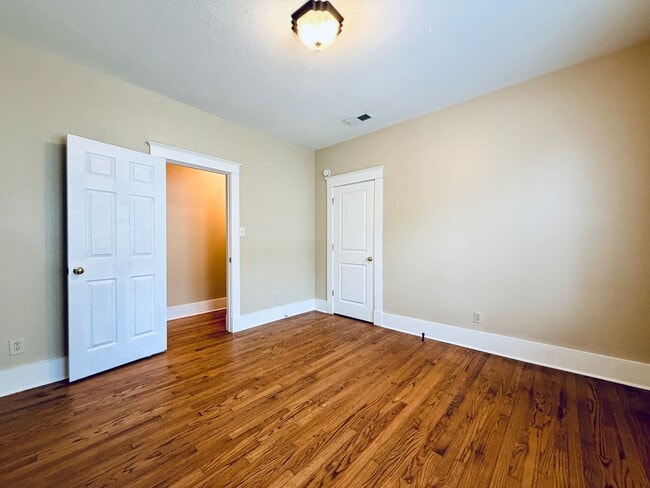 Building Photo - 831 Maury St