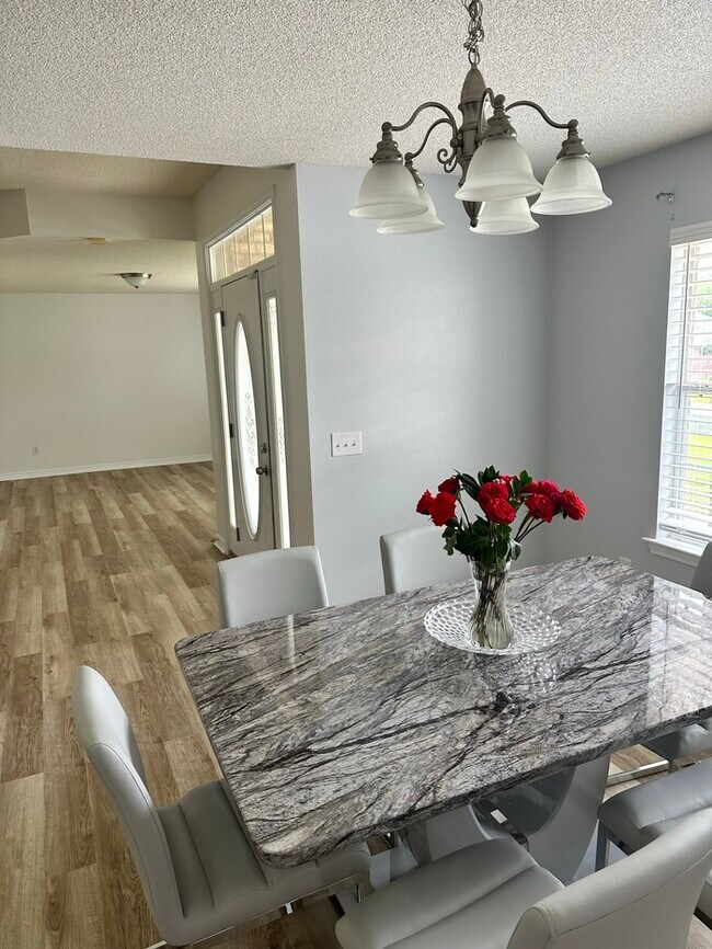 Building Photo - Large 4 bed / 3 bath home minutes from Nav...