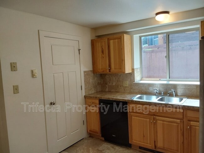Building Photo - 716 Maple St