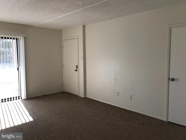 Building Photo - 6113 Hilltop Dr