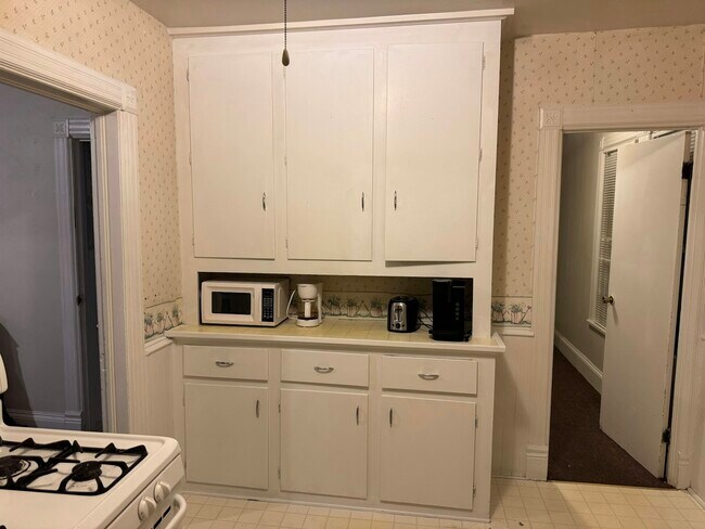 Building Photo - 323 Ash St