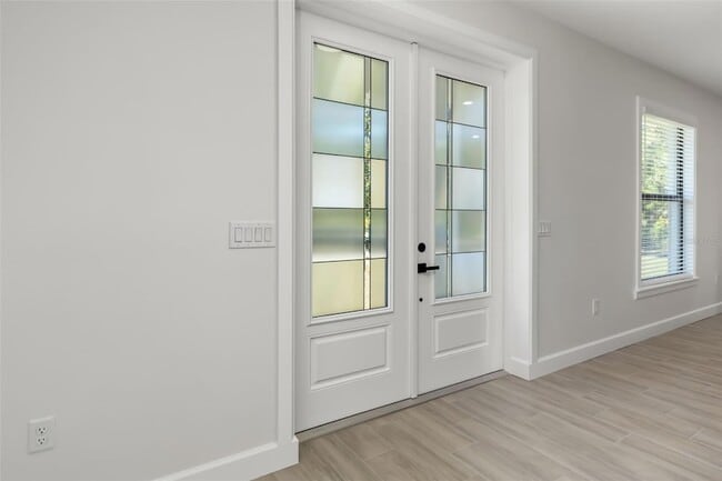 Building Photo - 118 Ruby Ave N