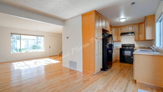 Building Photo - Lovely 3 Bedroom Townhouse ~ Water Included