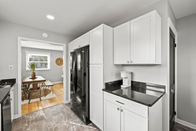 Building Photo - Super Mod Clintonville Oasis - Perfect for travelling profesionals