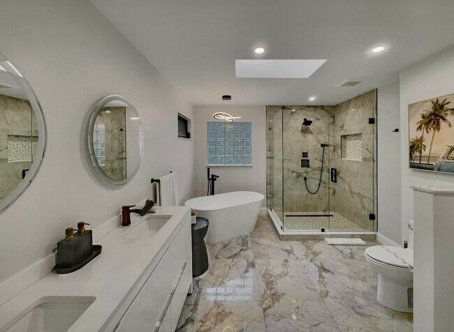 Building Photo - 5940 NE 22nd Ave