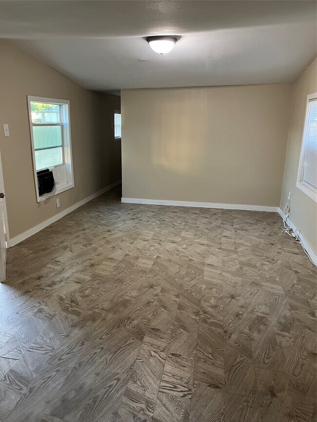 Building Photo - 305 7th St