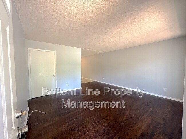 Building Photo - 628 Camrose Dr