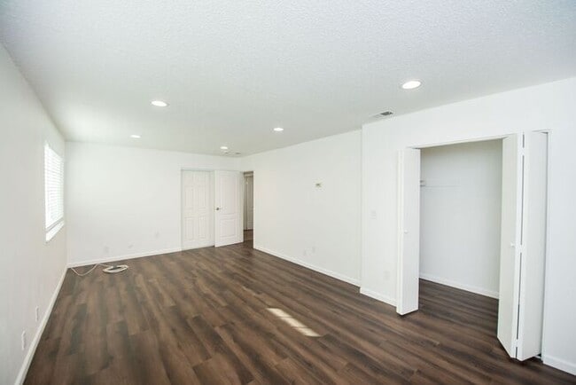 Building Photo - Newly Remodeled Single Family Home