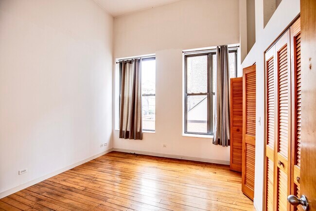 Building Photo - 1278 N Milwaukee Ave