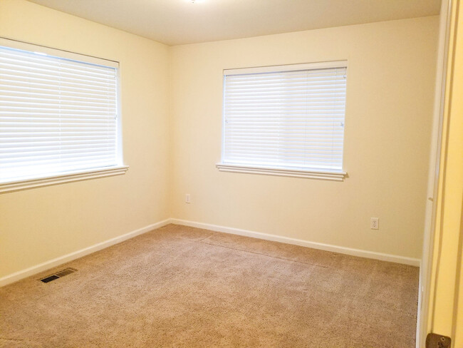 Building Photo - Cute, clean 2 bedroom downstairs apartment...