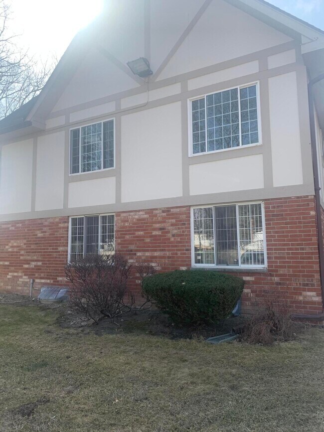 Building Photo - 30256 Southfield Rd