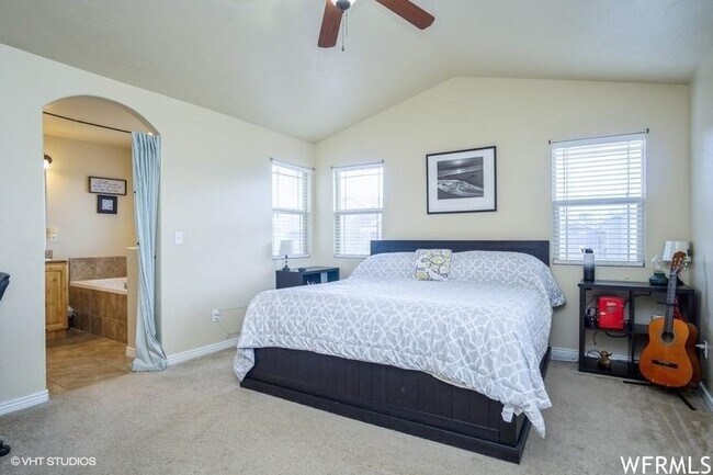 Building Photo - 3857 E Cunninghill Dr