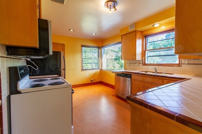 Building Photo - Fantastic SE Portland Home with Parking, Hardwoods, Charming Character, and Large Patio