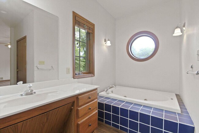 Building Photo - Private 3BR Brick Home with Scenic View